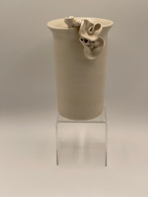 Small Porcelain Bud Vase With Rim Design